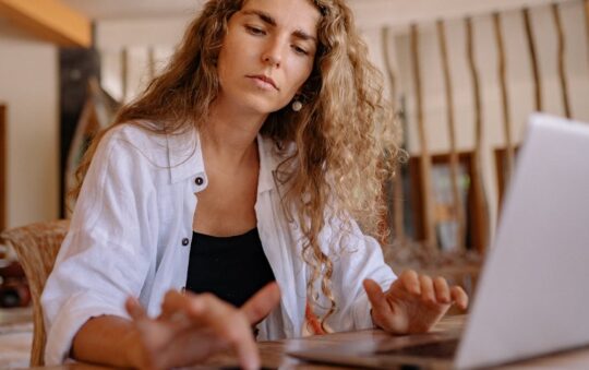 Top Lightweight Ladders for Indoor Use in 2025: Safe, Sturdy & Easy to Store